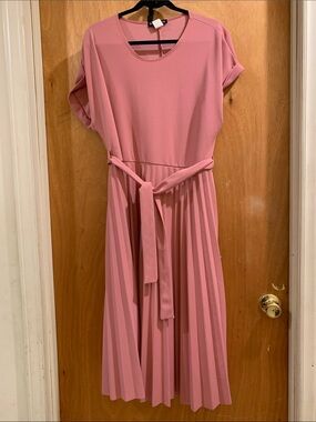Classic Short-Sleeve Pleated Midi Dress in Dusty Rose